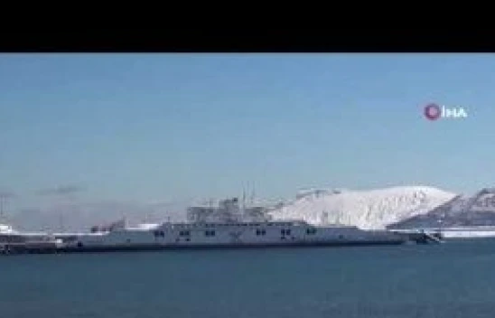 Tatvan'da torbalar sahile vurdu