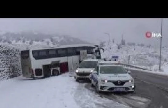 Tunceli'de kayganlaşan yolda kaza: Otobüs yoldan çıktı