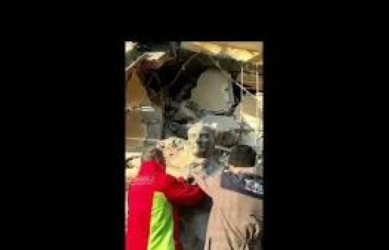 Türkuaz Arama Kurtarma ekibi enkazdan Atatürk büstü çıkardı