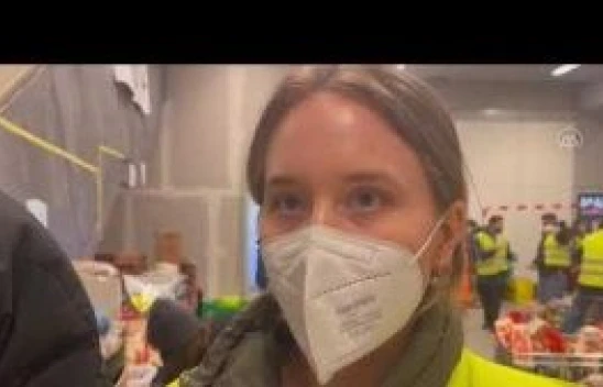 Ukrayna'dan Berlin'e ulaşan mültecileri tren istasyonunda gönüller karşılıyor