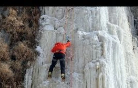 Ünlü dağcı Tunç Fındık, sporcularla Murat Kanyonu'ndaki buz sarkıtlarına tırmandı