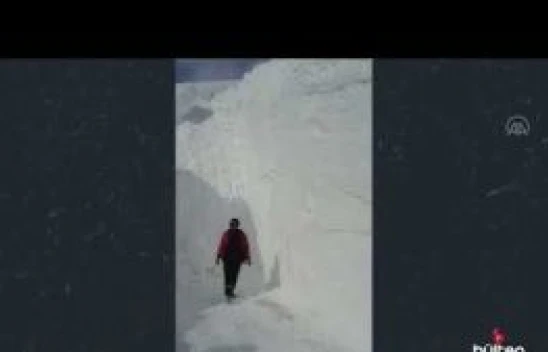 Van-Bahçesaray kara yoluna çığ düştü