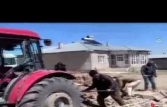 Van'da şiddetli rüzgar garaj duvarını yıktı