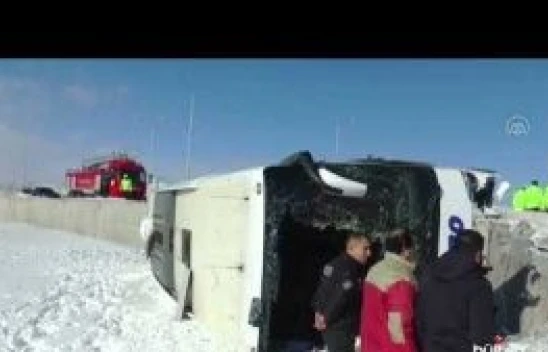 Van'da yolcu otobüsünün devrilmesi sonucu 9 kişi yaralandı