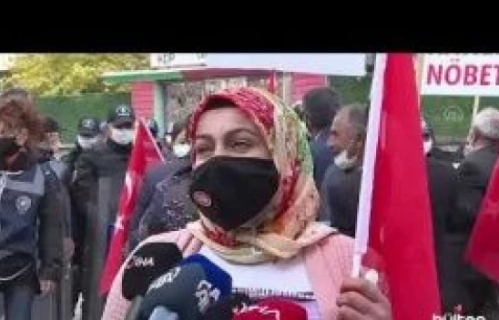 Vanlı aileler çocuklarına kavuşmak için HDP İl Başkanlığı önündeki eylemlerini sürdürüyor