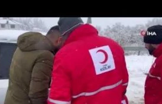 Yolda kalan sürücülere Kızılay ekipleri yetişti