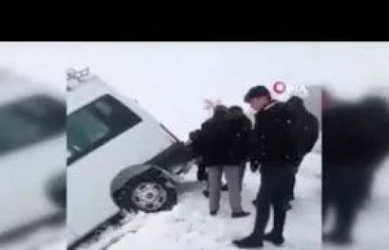 Yoldan çıkan minibüs kara saplandı