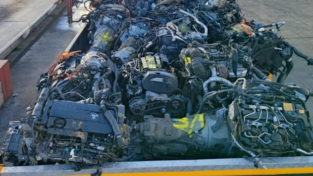 'Araç motoru kaçakçıları' polisten kaçamadı