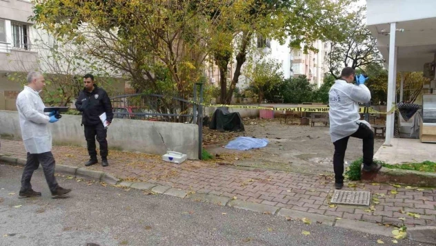 'Balkona çıkacağım' dedi, apartman bahçesinde ölü bulundu