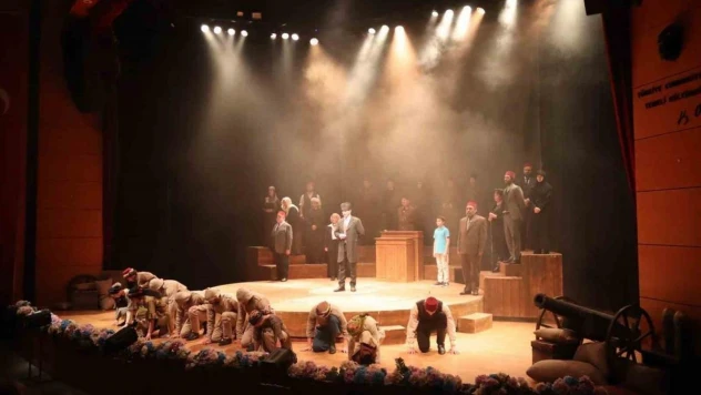 'Cumhuriyete Doğru' tiyatro oyunu Sakarya'da sahnelendi