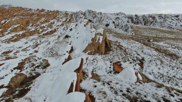 'Dünyadaki Mars' olarak tanınan Eğribucak kayalıkları beyaza büründü