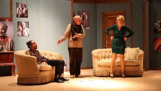 'Evlilik Hipnozu' tiyatrosu beğeni topladı