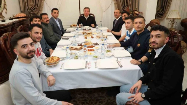 'Gurbetteki Ailem' projesiyle üniversitesi öğrencileri ramazanda aile sıcaklığını hissediyor