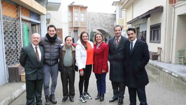 'Leyla Hanım' galasına tam kadro katılıyor