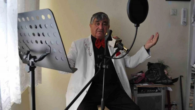 'Sanat Güneşi' lakaplı Ali Rıza Işık vatandaşlardan aldığı bahşişle geçimini sağlıyor