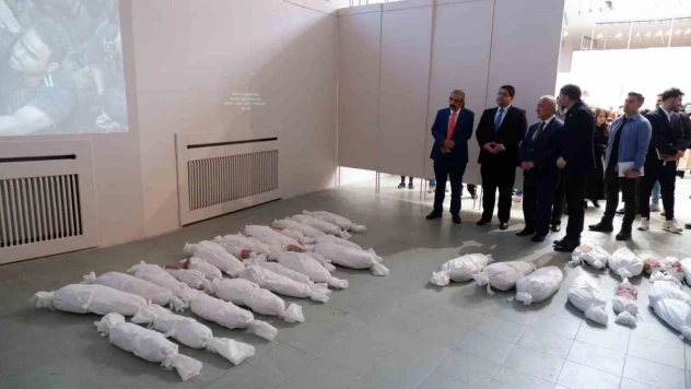 'Soykırımın Başkenti Gazze' sergisi açıldı: Sanatçılar bazı eserlerde kendi kanlarını kullandı