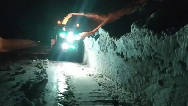 'Turuncu elbiseliler' gece iş başında: 3 metrelik karlı yolu açma çalışması