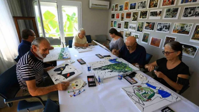 100 yaş evlerinde ikinci baharı yaşıyorlar