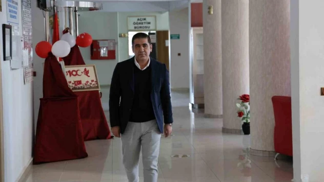 14 saat enkazda kalan öğretmen aynı yerde görevine devam ediyor