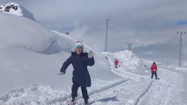 2 bin 400 rakımda kar vatandaşı esir alıyor