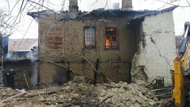 2 katlı ahşap evde yangın çıktı, 50 küçükbaş hayvan son anda kurtarıldı