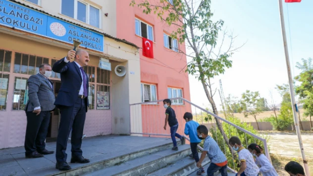 Ağrı'da ilk ders zilini vali çaldı