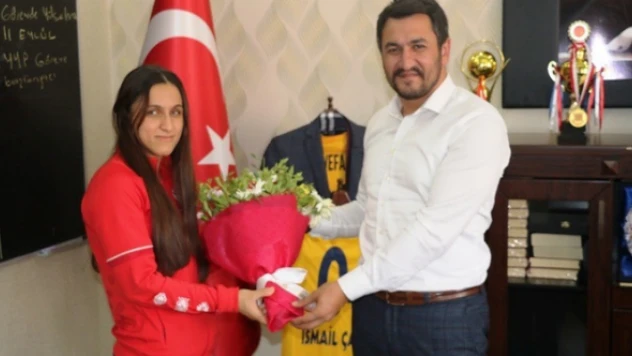 Ağrı'nın altın madalyalı sporcusuna altın takıldı