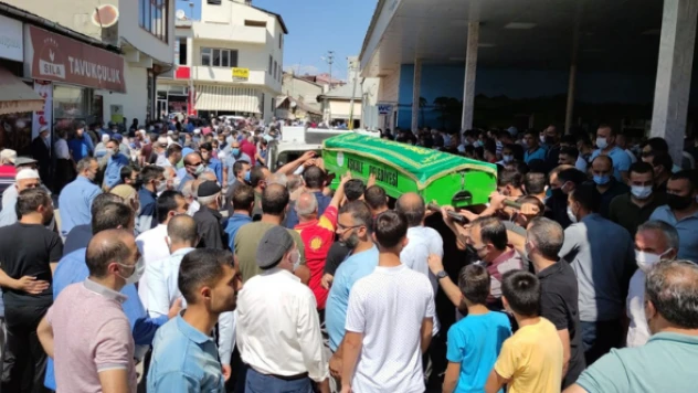Talihsiz anne oğul aynı anda toprağa girdi