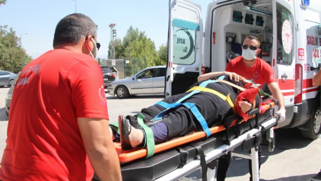 Elazığ'da anne kıza otomobil çarptı