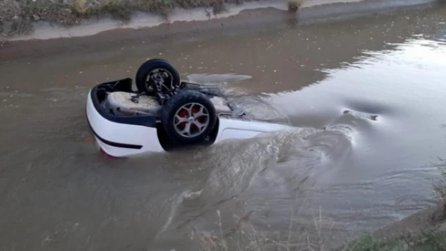 Erzincan'da araç sulama kanalına uçtu