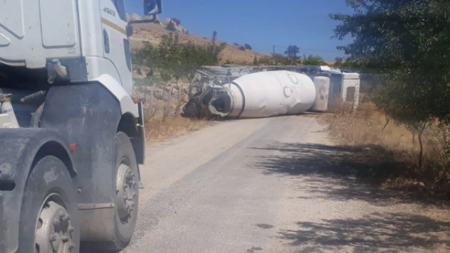 Elazığ'da freni boşalan beton mikseri yola devrildi