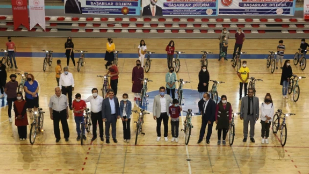 Bakan Kasapoğlu'ndan Ağrılı öğrencilere bisiklet