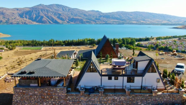 Hazar Gölü manzaralı bungalov evler ziyaretçilerini bekliyor