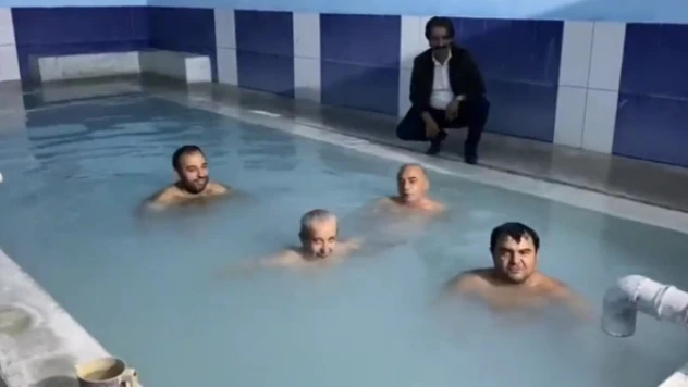 Kaymakam kaplıca tanıtımı için havuza girdi