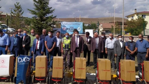 Otlukbeli'nde çiftçilere 120 süt sağım makinesi dağıtıldı