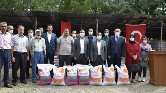 Palu'da  yem bitkisi tohumu dağıtıldı