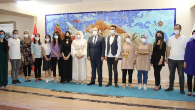 Şırnak'a atanan öğretmenlere çiçekli çikolatalı karşılama