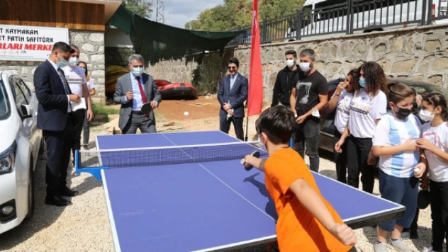 Tunceli Valisi çocuklarla masa tenisi oynadı