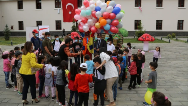 Öğrenciler yüz yüze eğitime şenlikle başladı