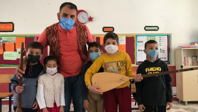 3 bin yıllık Türk çalgılarını tanıttı