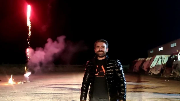 Ağrı Hizmet-İş'de havai fişekli kutlama