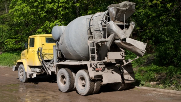 Beton mikseri yola taştı, sürücüler zorda kaldı