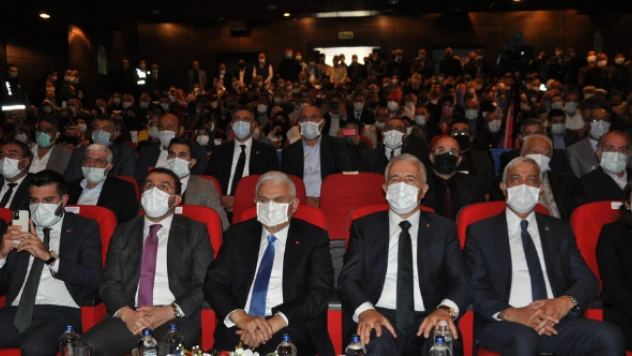 Binali Yıldırım Kars'ta partililerle bir araya geldi