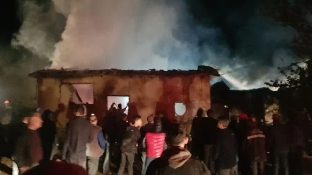 Çayırlı'da bir ev, ahır ve samanlık yanarak kül oldu