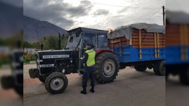 Erzincan'da jandarma traktör denetiminde