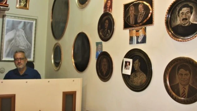 Sanatını bakır tabakların üzerinde icra ediyor