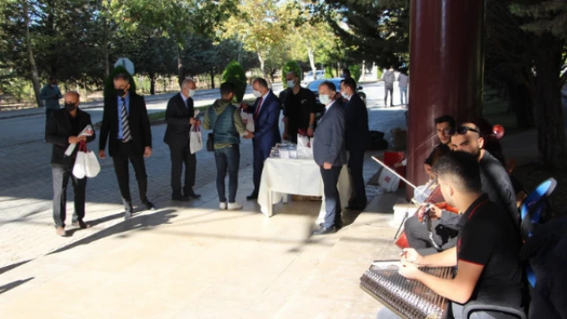 Fırat Üniversitesi öğrencilerini işte böyle karşıladı