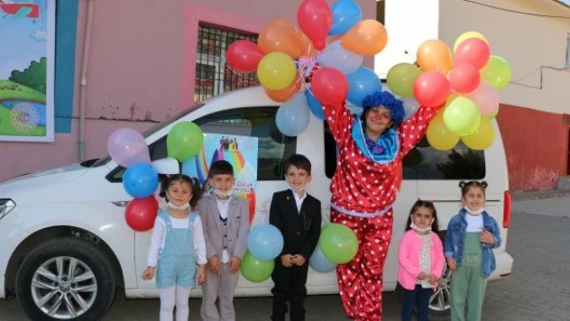 Gönüllü öğretmenlerden gezici çocuk tiyatrosu