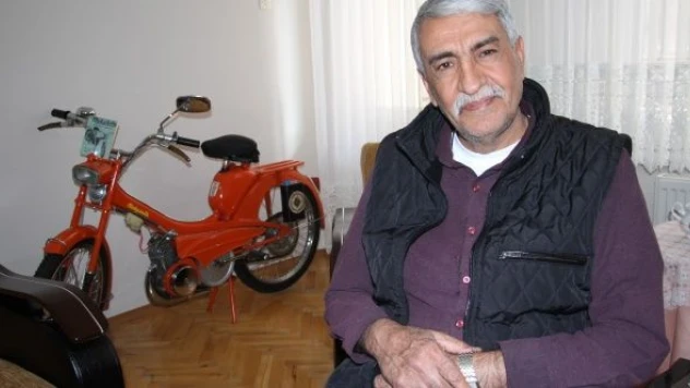 Gözü gibi baktığı motorunu evinin odasında muhafaza ediyor