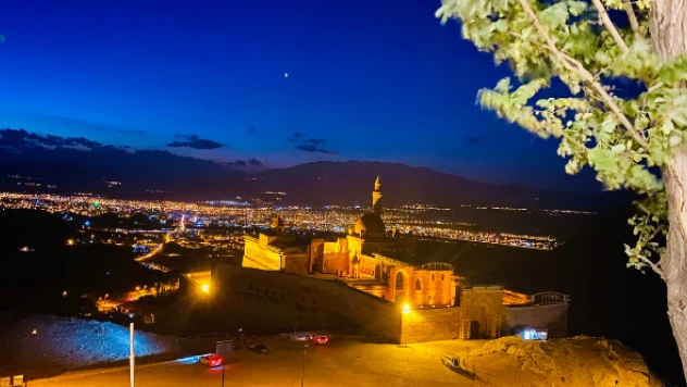 İshak Paşa Sarayı gece bir başka güzel